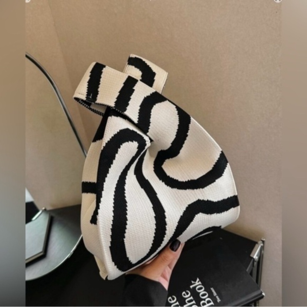 ✨NEW✨ Black and White Abstract Patterned Handbag - Picture 5 of 12